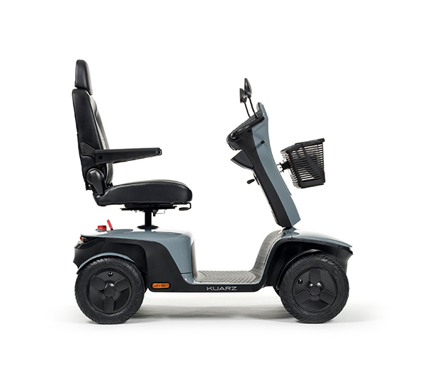 Der Scooter kaurz in der Farbe Grau.